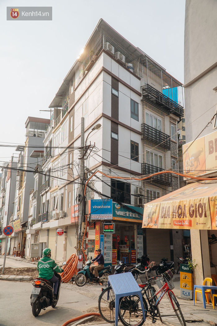 Đầu ngõ Hòa Bình 7, tiếp tục là một căn nhà hình tam giác khác