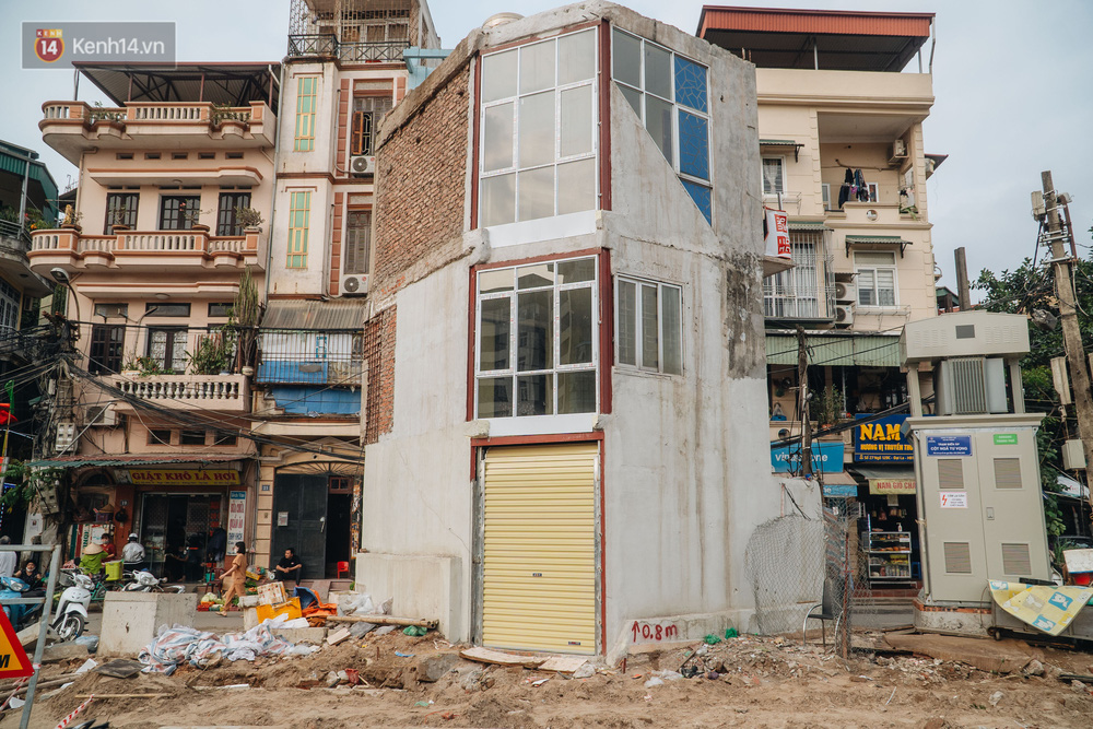 Một căn nhà ngay giữa đường, có hẳn