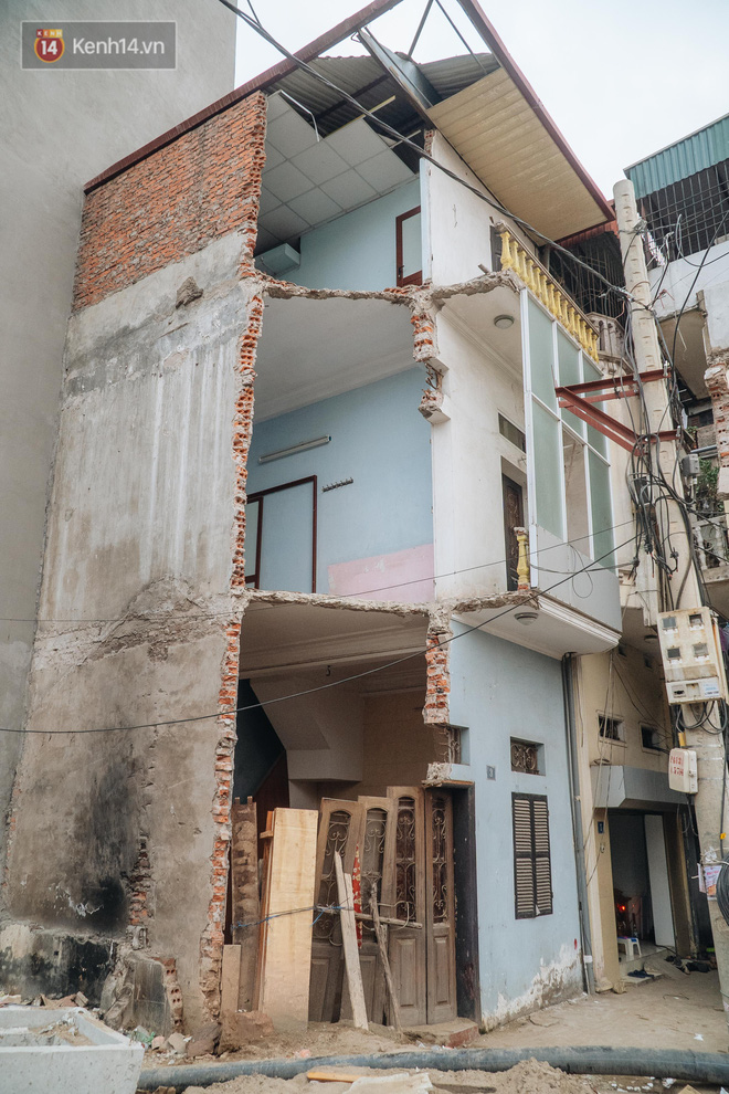 Nhiều nhà tường gạch đổ nát, phòng ốc lộ thiên chưa kịp sửa lại. Bên cạnh đó, cũng có những tòa đã kịp chỉn chu để treo bảng thông báo cho thuê nhà