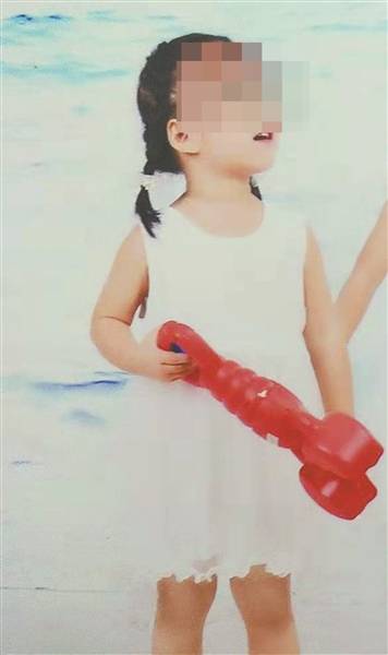 Đưa con gái đi nhổ răng lung lay, bố mẹ không tin nổi đó là lần cuối được gặp con, nguyên nhân cái chết tức tưởi của nạn nhân gây tranh cãi