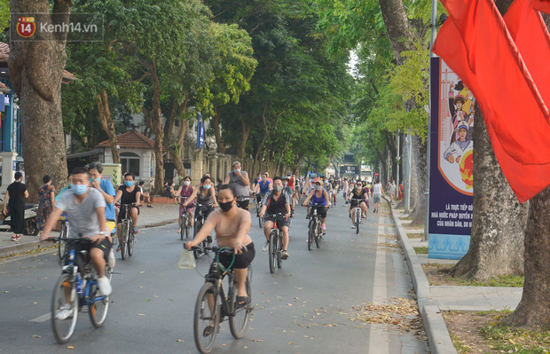 Người Hà Nội đổ xô đi thuê xe đạp, tiểu thương ung dung kiếm tiền triệu mỗi ngày - 1