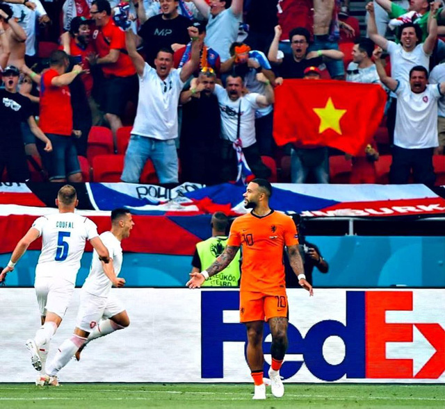 Euro 2020: Quốc kỳ Việt Nam xuất hiện đầy xúc động ngay khán đài chính giữa trận Thụy Sĩ - Tây Ban Nha - 4