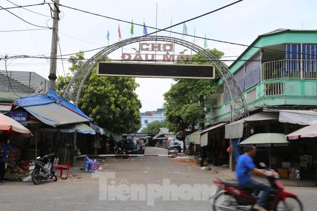 Chợ đầu mối lớn nhất Nghệ An vắng vẻ trong ngày đầu hoạt động trở lại