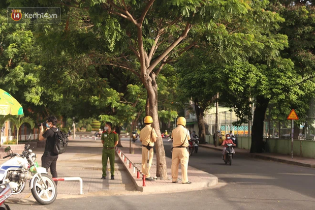 Cảnh tượng vắng hoe chưa từng có trước cổng trường thi: Đường sá hiu hắt, phụ huynh nhanh chóng ra về - 10