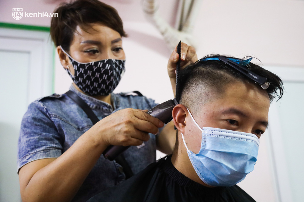 Ảnh: Hàng trăm y, bác sĩ Bệnh viện Đại học Y Hà Nội 'xuống tóc' chuẩn bị vào bệnh viện dã chiến - 2