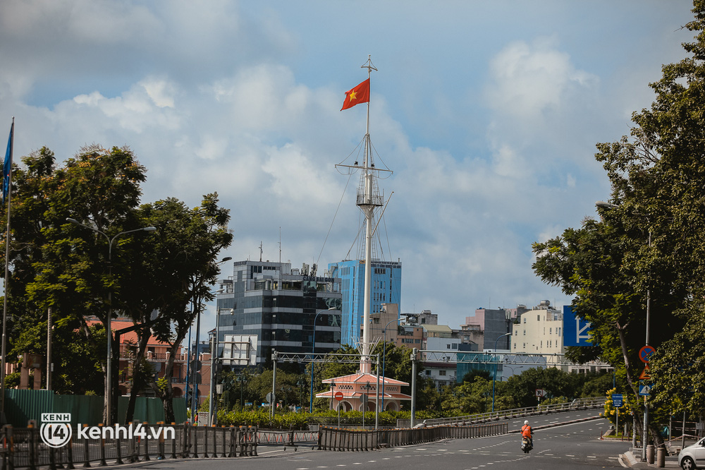 Đường phố Sài Gòn vắng lặng chưa từng thấy trong ngày đầu siết chặt giãn cách: Không còn bóng shipper, 'ai ở đâu ở yên đó' - 11