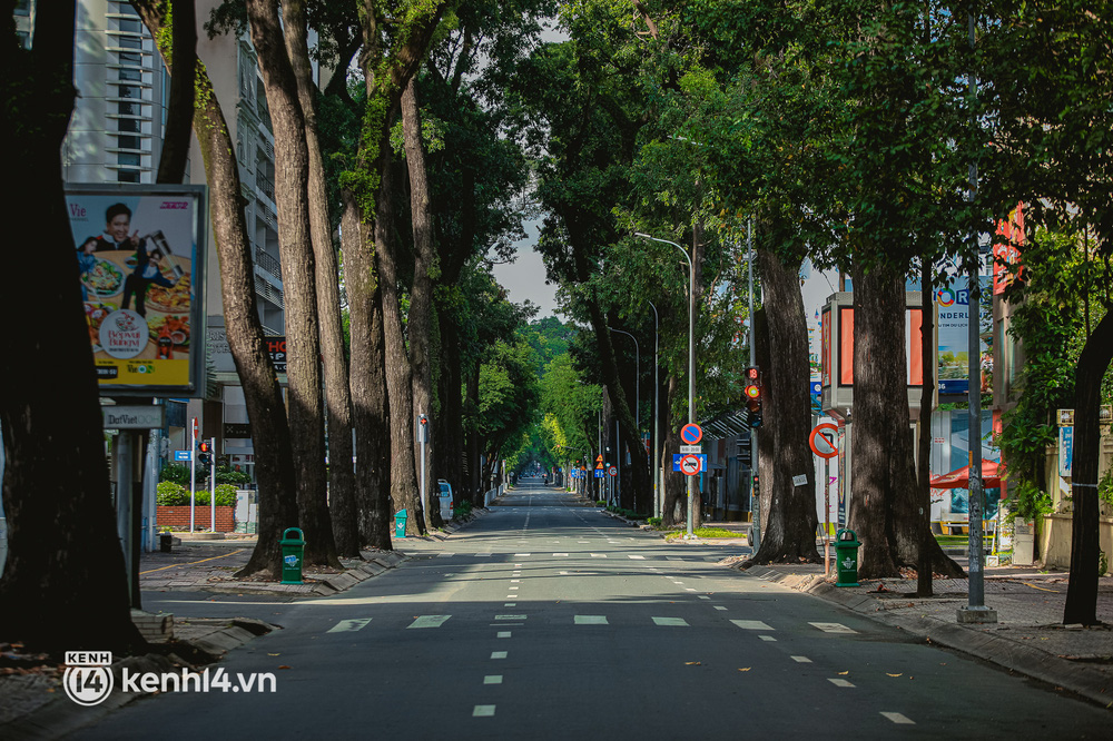 Đường phố Sài Gòn vắng lặng chưa từng thấy trong ngày đầu siết chặt giãn cách: Không còn bóng shipper, 'ai ở đâu ở yên đó' - 10