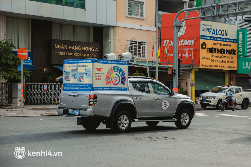 Đường phố Sài Gòn vắng lặng chưa từng thấy trong ngày đầu siết chặt giãn cách: Không còn bóng shipper, 'ai ở đâu ở yên đó' - 9