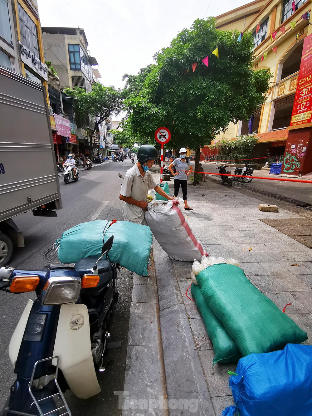 Chợ Hà Đông tạm đóng cửa vì liên quan COVID-19, tiểu thương hớt hải khuân đồ về nhà - 4