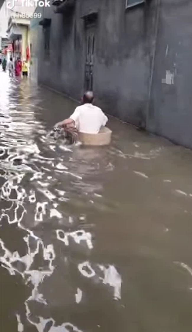 Hải Phòng chìm trong biển nước sau cơn mưa lớn, người dân chèo 'thuyền thúng' ra đường