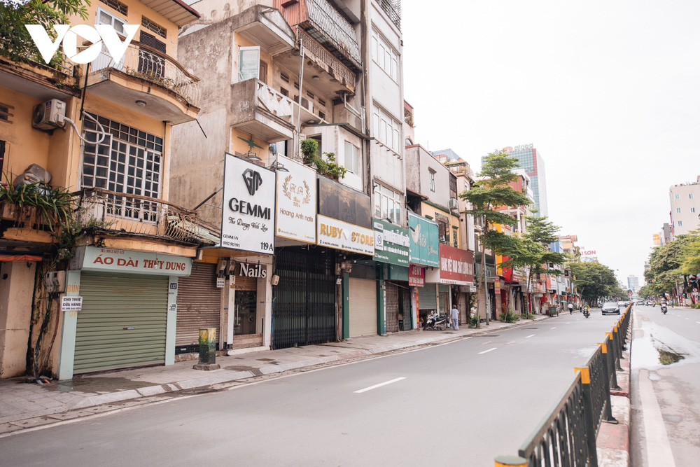 Các con phố buôn bán tại Hà Nội vẫn im lìm chờ ngày mở cửa trở lại - 1