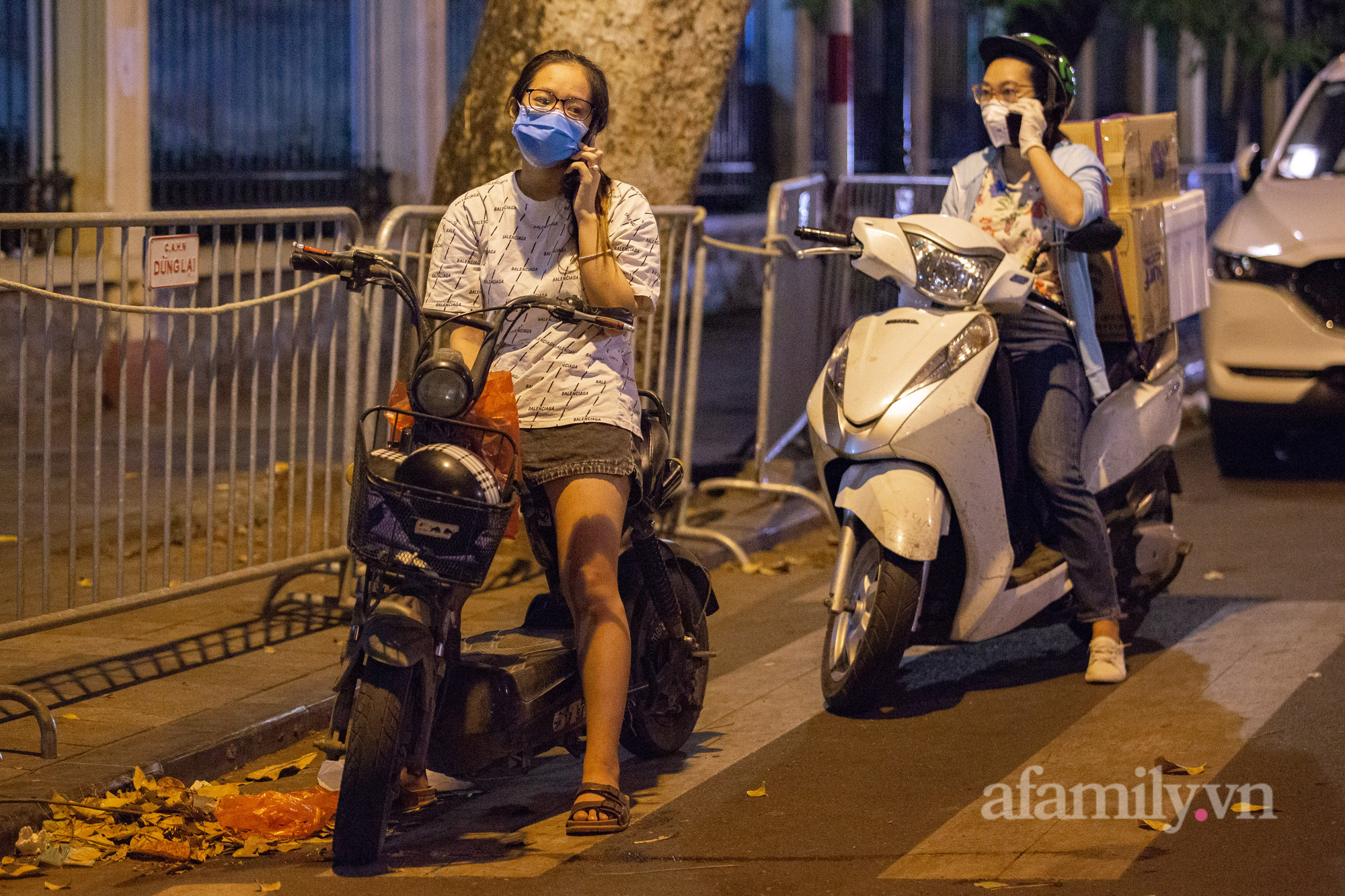 Hà Nội: Người dân tranh thủ tiếp tế nhu yếu phẩm cho người thân bên trong khu vực phong tỏa ở Bệnh viện Việt Đức - 11