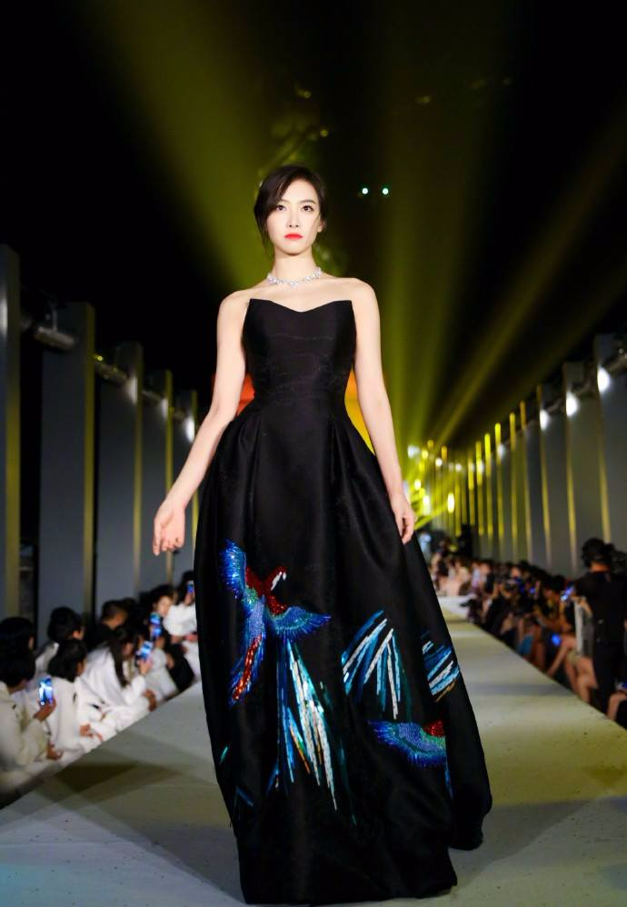 Sao Hoa ngữ diễn catwalk: Nhiệt Ba, Dương Mịch mãn nhãn thiên hạ vẫn thua 'trùm cuối' Sao Hoa ngữ diễn catwalk: Nhiệt Ba, Dương Mịch mãn nhãn thiên hạ vẫn thua 'trùm cuối'