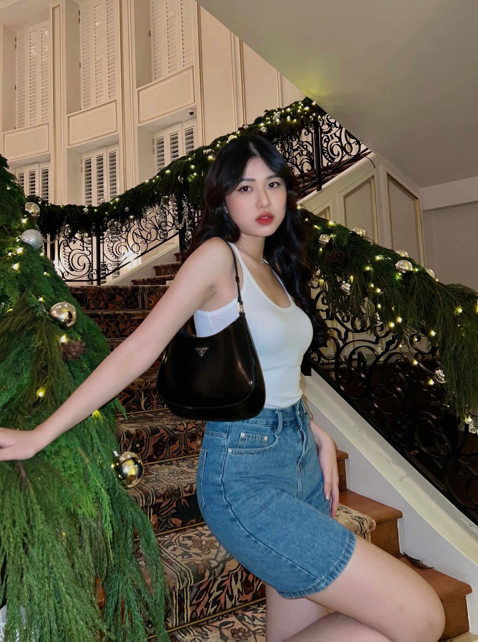 Hạnh Nguyên được nhiều người dành sự chú ý khi hình ảnh của cô xuất hiện trên các diễn đàn mạng chuyên về gương mặt trai xinh gái đẹp.