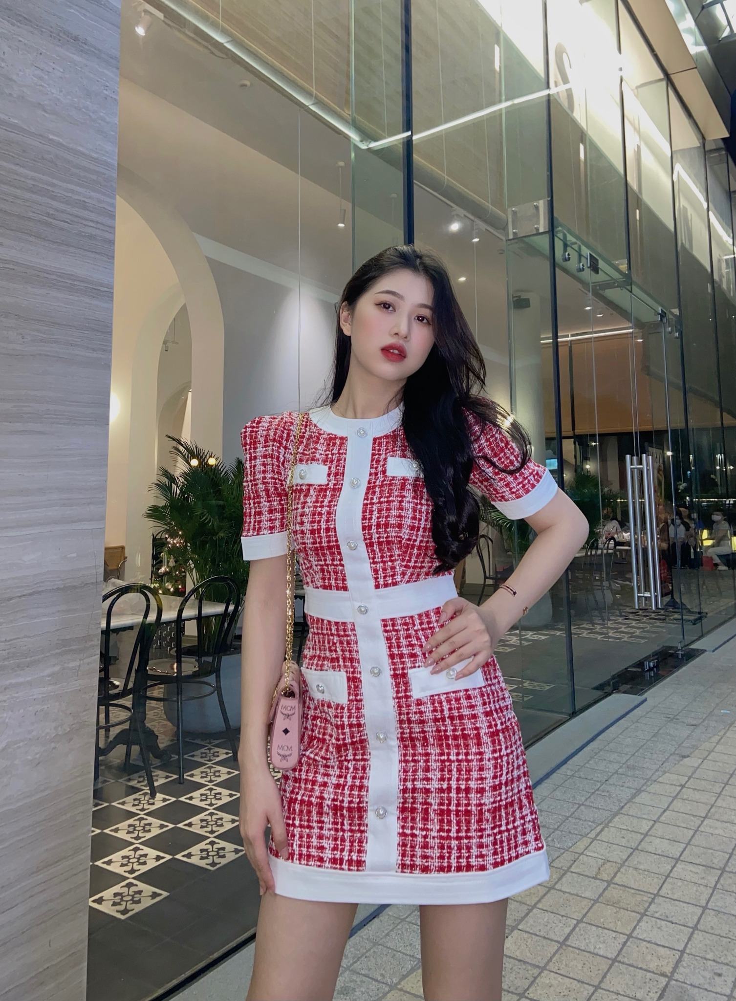 Nữ sinh này hiện đang sở hữu hơn 33.000 lượt theo dõi trên trang cá nhân Facebook và hơn 33.000 lượt theo dõi Instagram.