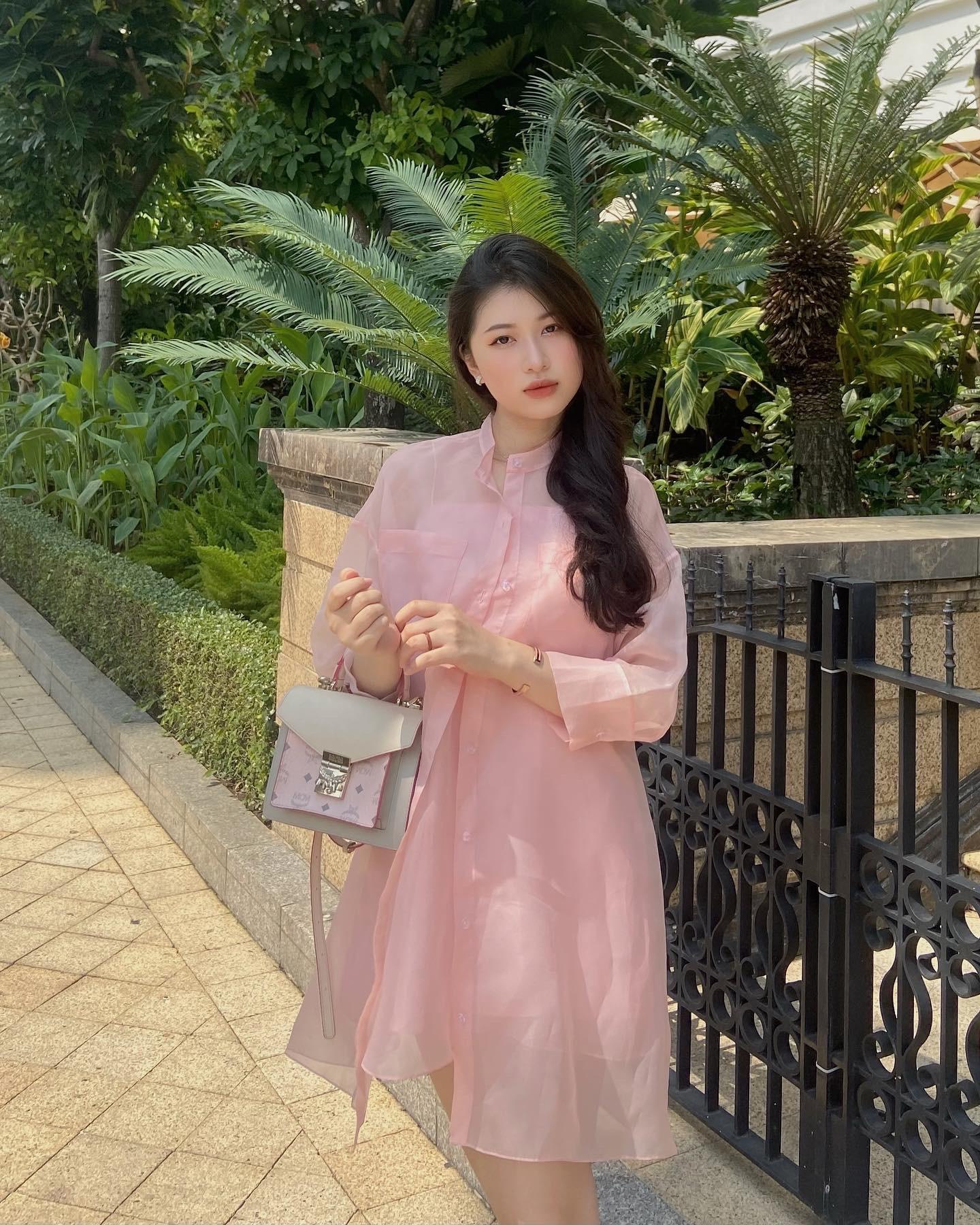 Hạnh Nguyên theo đuổi phong cách quyến rũ nhưng cũng không kém phần nữ tính.