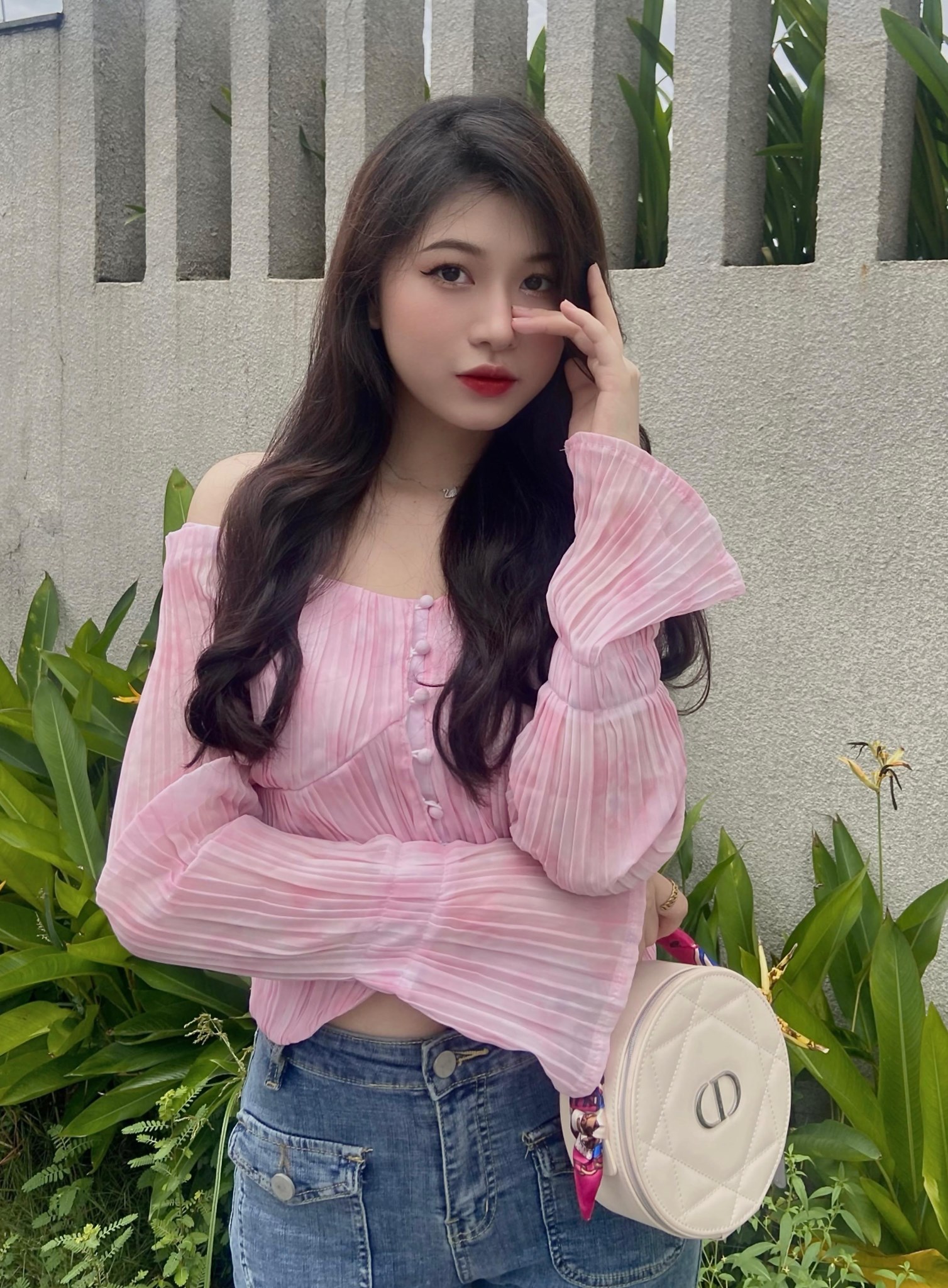 Thần thái gương mặt của Hạnh Nguyên ngày càng xuất thần dù ngày xưa cô bạn cũng từng bị chê sấp mặt vì biểu cảm đơ.