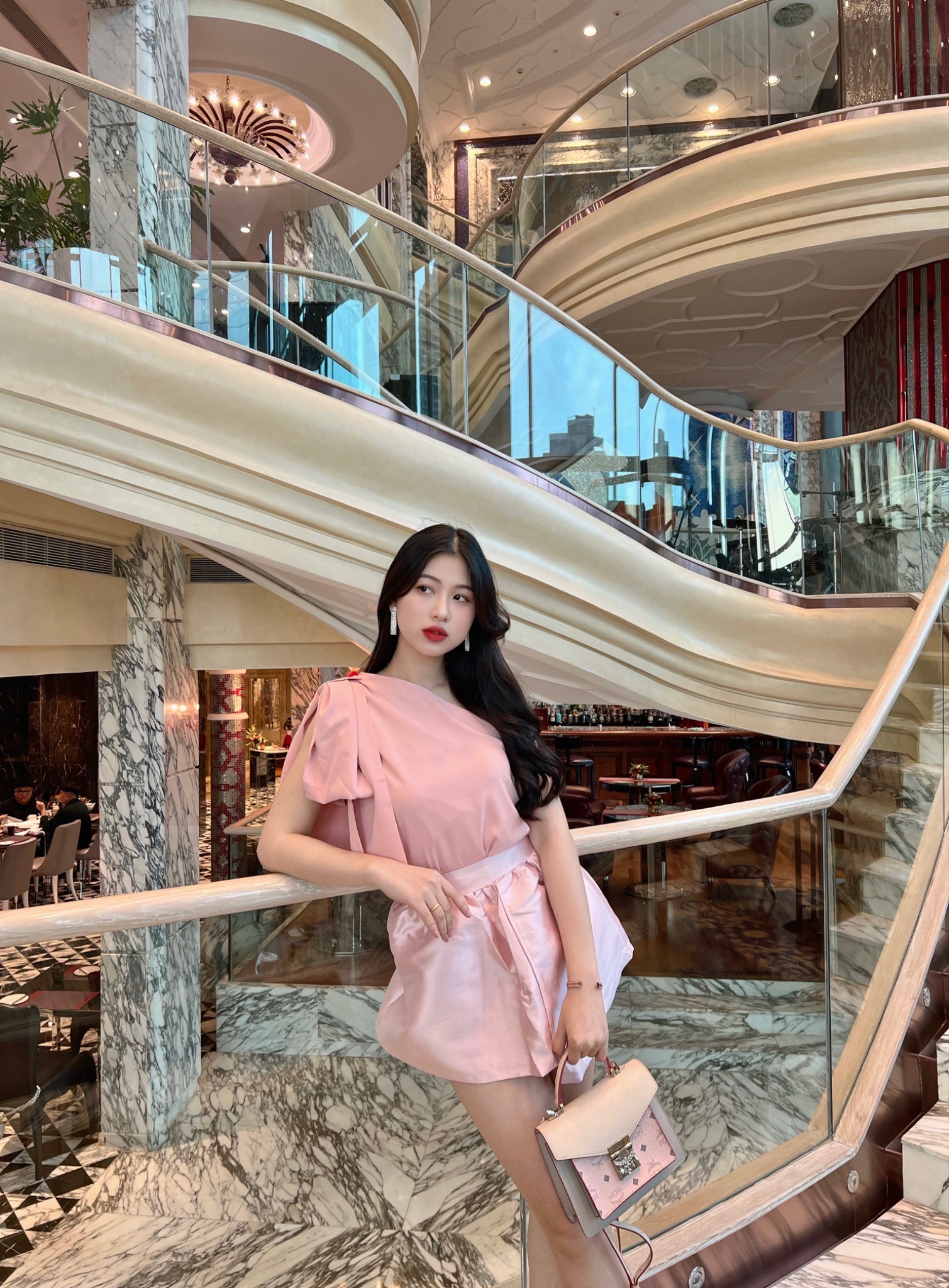 Hoàng Hạnh Nguyên theo học ngành Thiết kế thời trang, ĐH Tôn Đức Thắng là hot girl mới nổi trên MXH nhờ nét đẹp trong veo, khả ái.