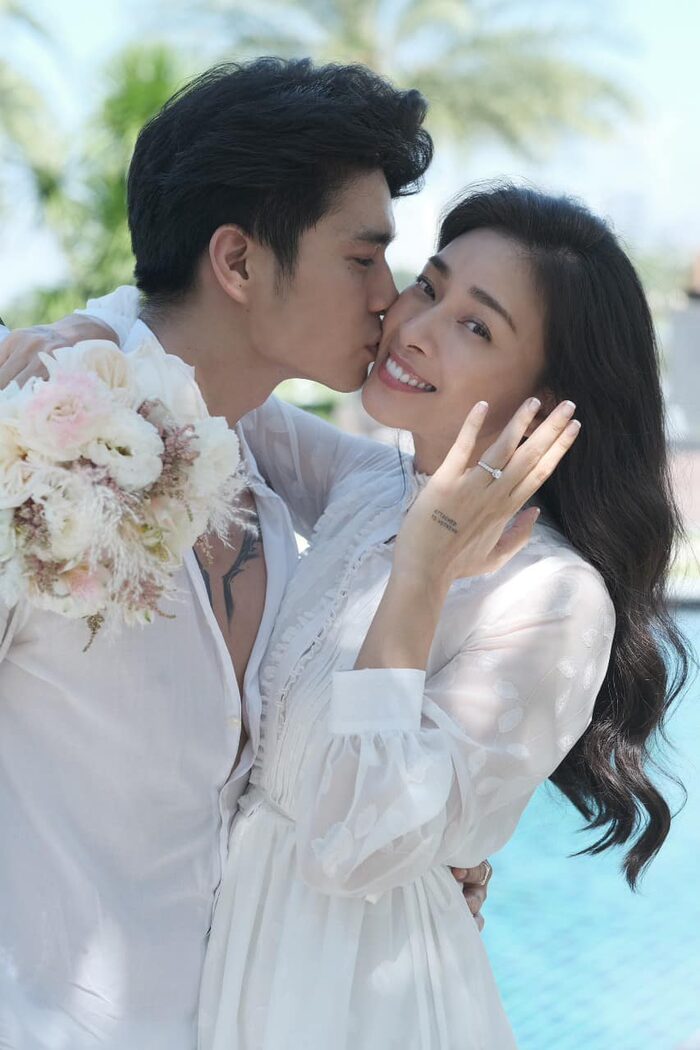 Mới đây, người đẹp đã được tình trẻ Huy Trần cầu hôn sau gần 2 năm hẹn hò. Người hâm mộ đều hi vọng đám cưới của cặp đôi sẽ được tổ chức trong năm nay