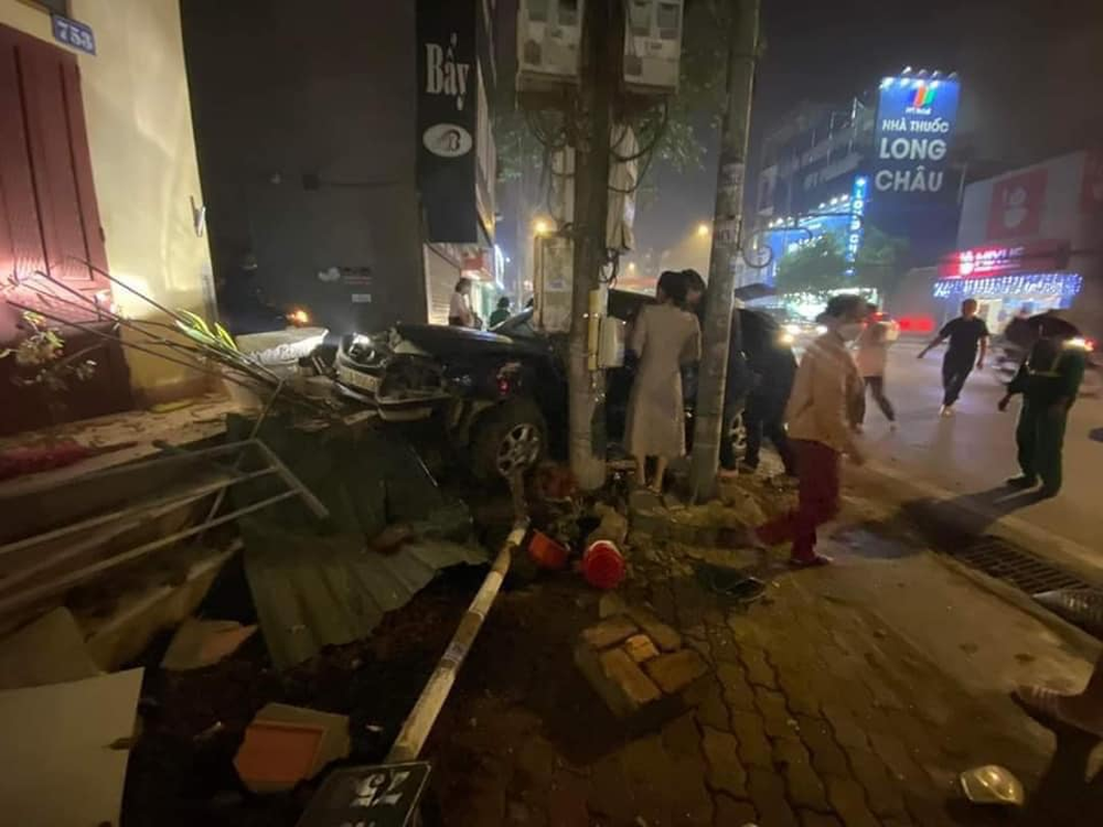 Xe biến dạng sau tai nạn, tài xế chống tay ngủ giữa đống đổ nát khiến người chứng kiến bất lực - 2 Xe biến dạng sau tai nạn, tài xế chống tay ngủ giữa đống đổ nát khiến người chứng kiến bất lực - 2