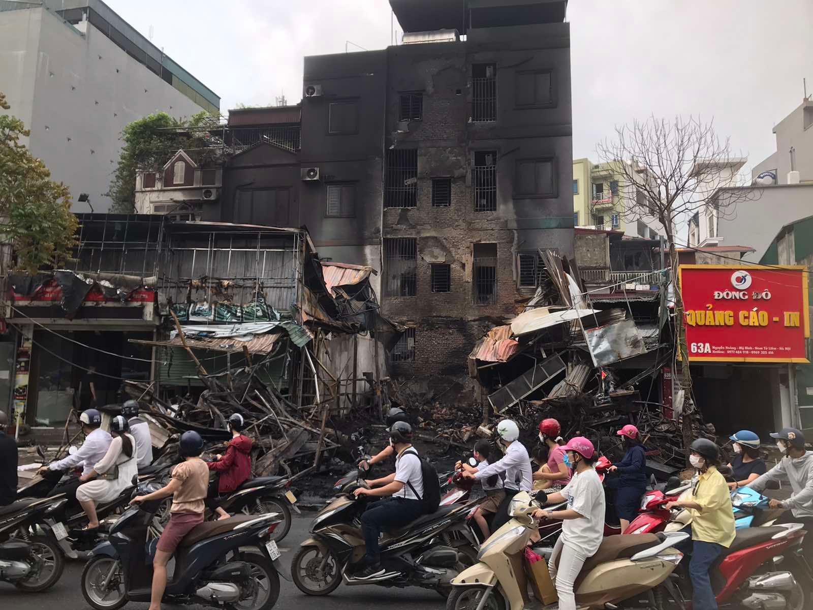 Cháy 10 cửa hàng trên phố Nguyễn Hoàng (Mỹ Đình) lúc rạng sáng, lửa tại hiện trường cùng khói đen bốc lên dữ dội