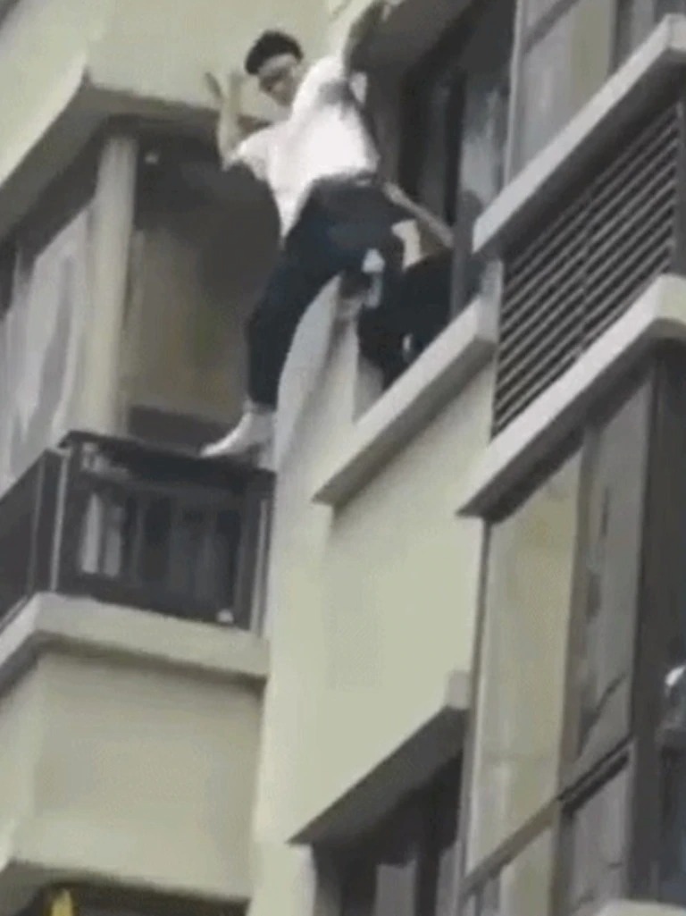 'Người nhện' tay không leo từ tầng 37 xuống đất mà không cần đồ bảo hộ ở Trung Quốc - 3