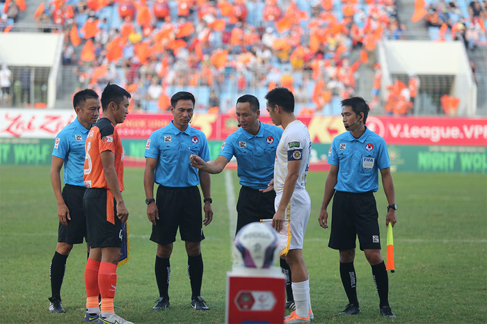 Nghịch lý bóng đá Việt Nam: Lạ lùng và sai nhiều như trọng tài ở V.League - 1