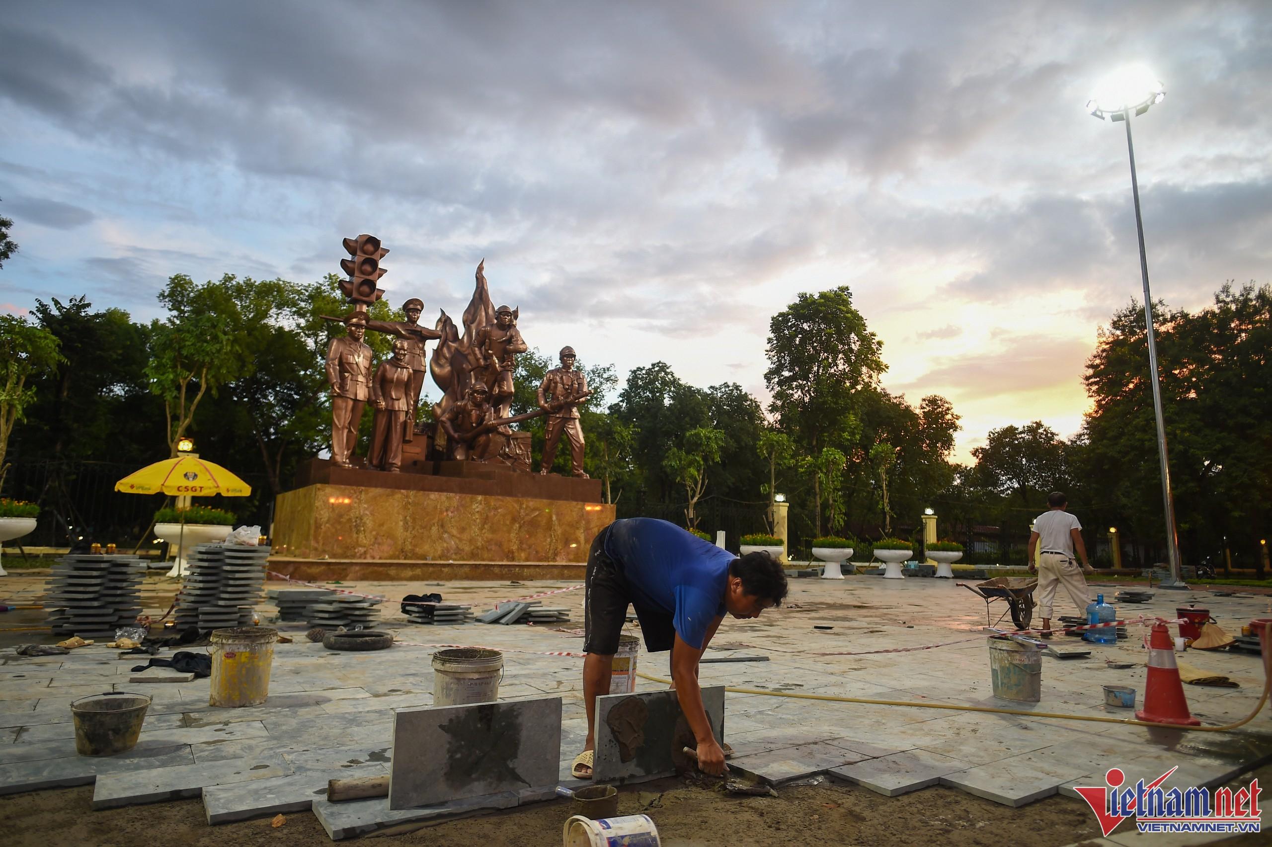 Tượng đài Cảnh sát nhân dân trên phố Trần Nhân Tông trước ngày khánh thành - 6