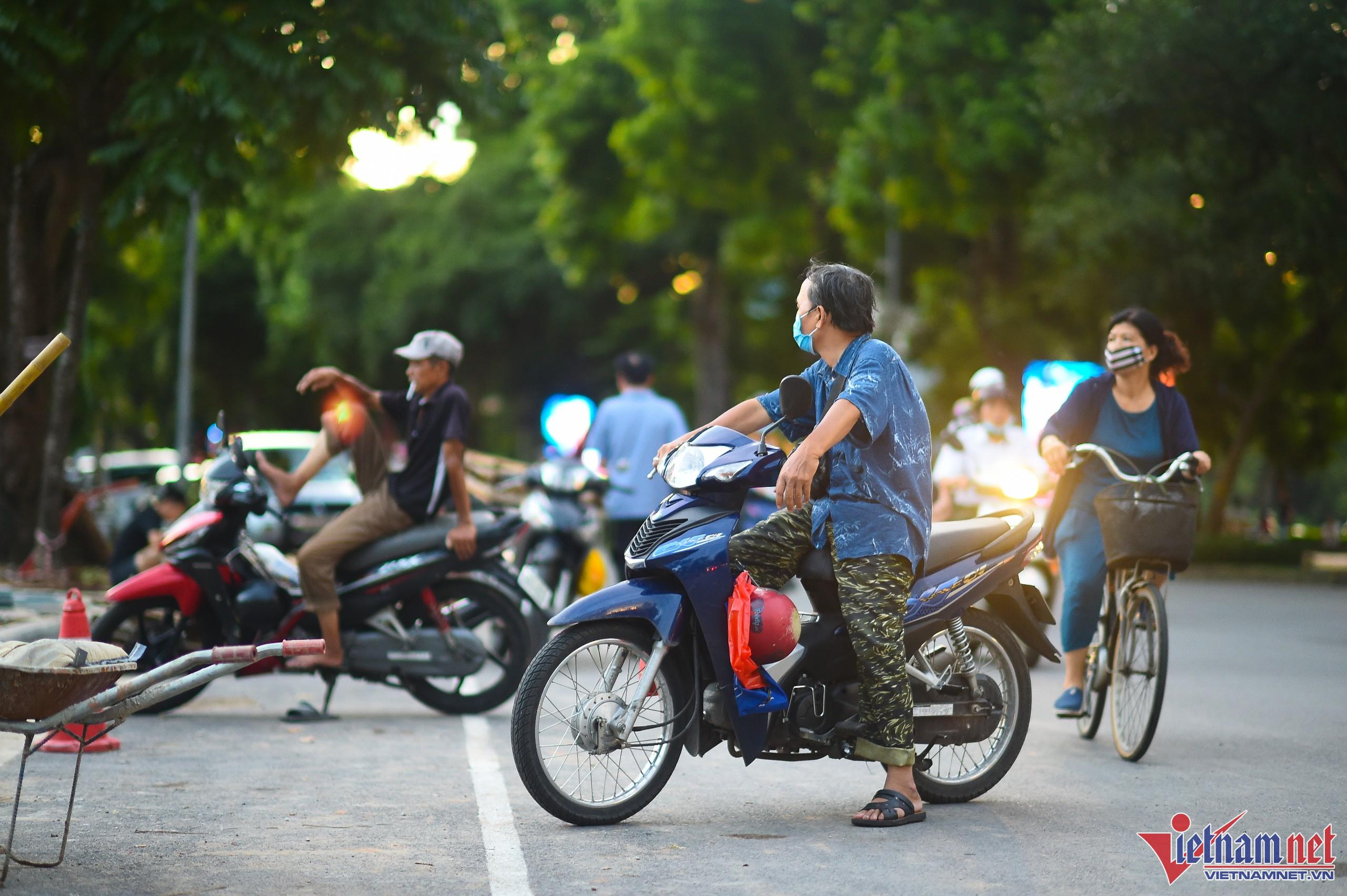 Tượng đài Cảnh sát nhân dân trên phố Trần Nhân Tông trước ngày khánh thành - 4