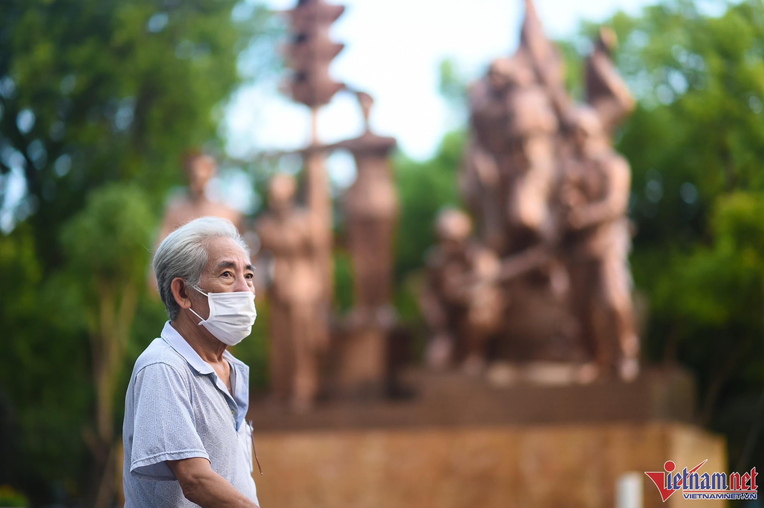 Tượng đài Cảnh sát nhân dân trên phố Trần Nhân Tông trước ngày khánh thành - 5