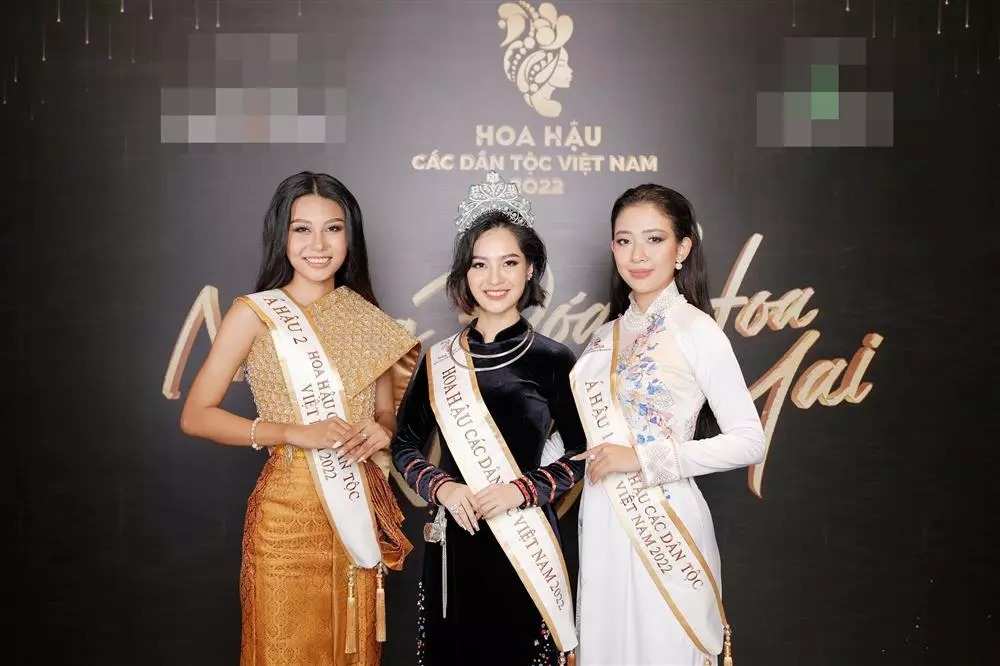 Nông Thúy Hằng không khai gian, vậy chiều cao 'ảo' từ đâu ra? - 6 Nông Thúy Hằng không khai gian, vậy chiều cao 'ảo' từ đâu ra? - 6
