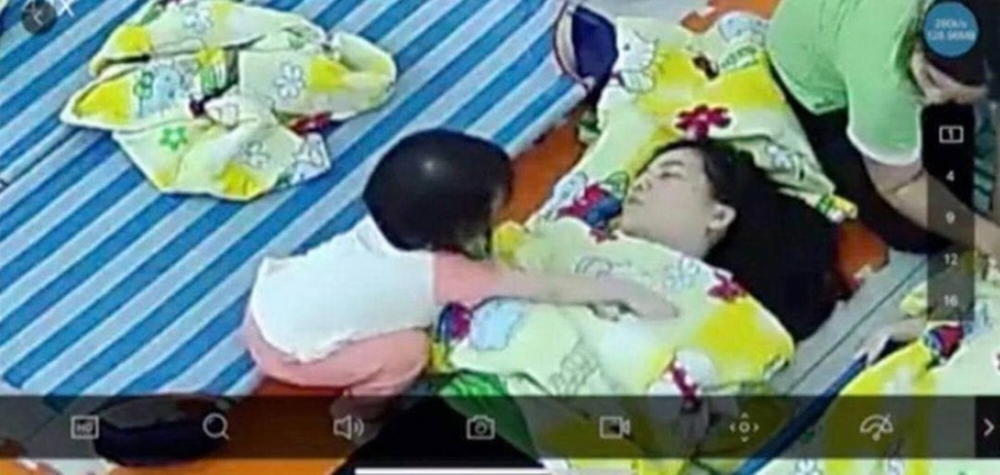 ‘Tan chảy’ với hành động của bé gái không ngủ trong giờ trưa ở nhà giữ trẻ - 1 ‘Tan chảy’ với hành động của bé gái không ngủ trong giờ trưa ở nhà giữ trẻ - 1