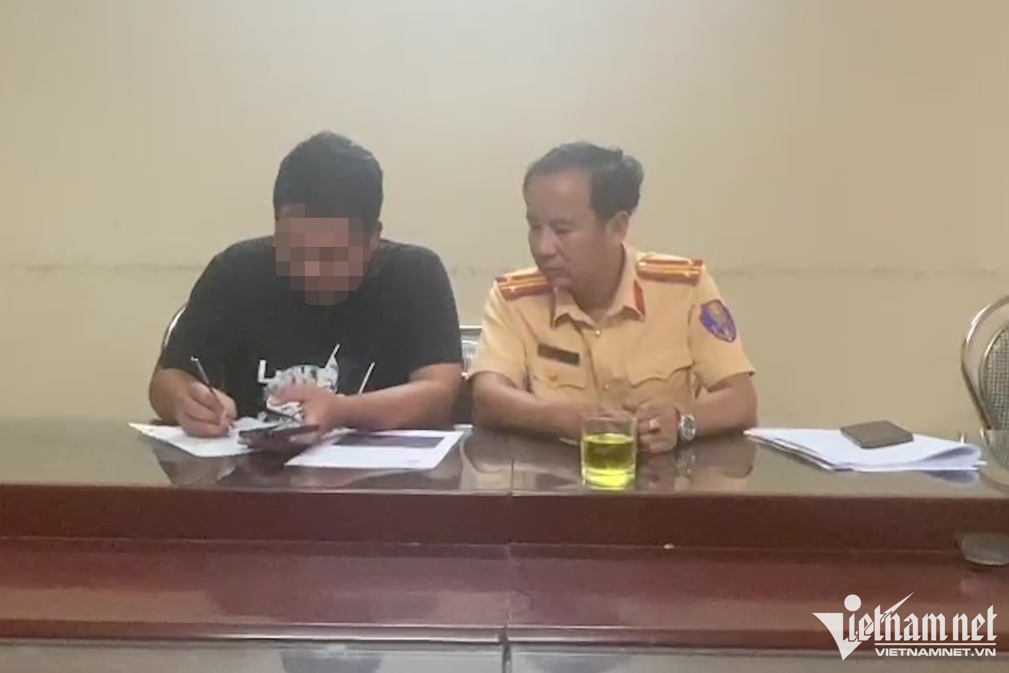Toàn ô tô tiền tỷ dán che biển số, tài xế phân trần do thiếu hiểu biết - 3 Toàn ô tô tiền tỷ dán che biển số, tài xế phân trần do thiếu hiểu biết - 3