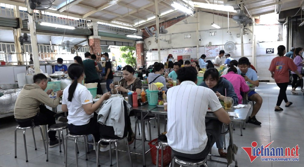 Bánh canh vỉa hè thu 700 triệu/tháng, quán miến bán 500 con gà/ngày - 3