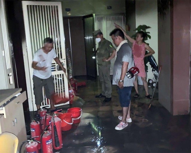 Cháy chung cư ở Hà Nội lúc nửa đêm, người dân xanh mặt tháo chạy - 1