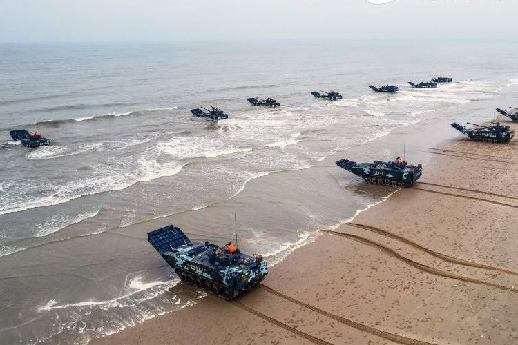 Bộ binh cơ giới thuỷ bộ Trung Quốc tập trận. Ảnh: China Military