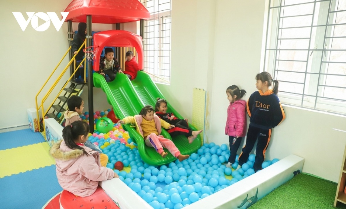 Không gian yêu thích của lũ trẻ không phải sân trường lồng lộng gió mà chính là gian phòng có các trò chơi hấp dẫn. Điểm vui chơi do Đoàn Thanh niên Khối các cơ quan tỉnh Quảng Ninh trang bị vào năm 2021 có đủ cầu trượt, bể bóng, thú nhún, bàn tô tượng...