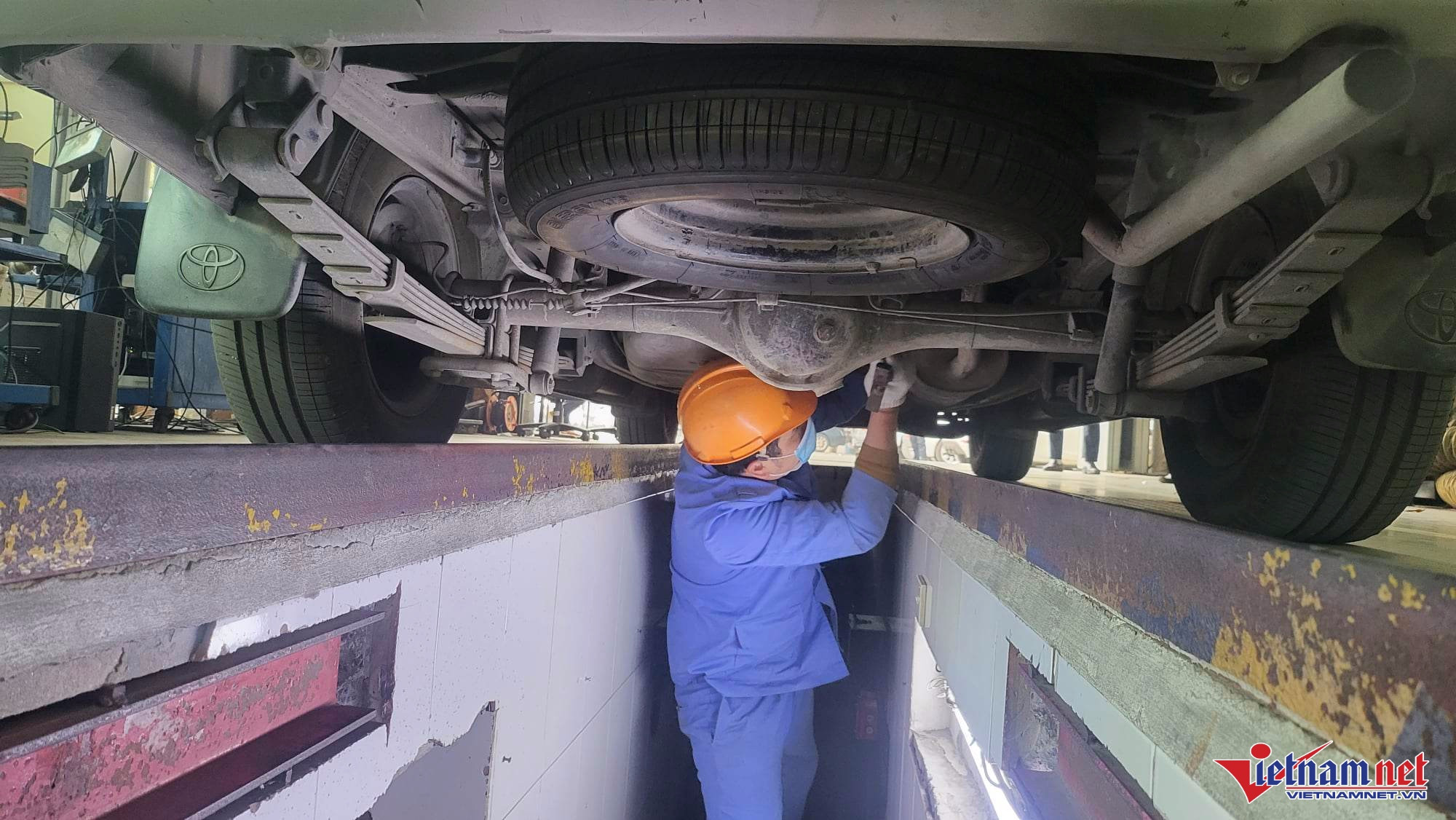 Ô tô xếp hàng dài chờ đến lượt đăng kiểm ở Hà Nội - 5 Ô tô xếp hàng dài chờ đến lượt đăng kiểm ở Hà Nội - 5