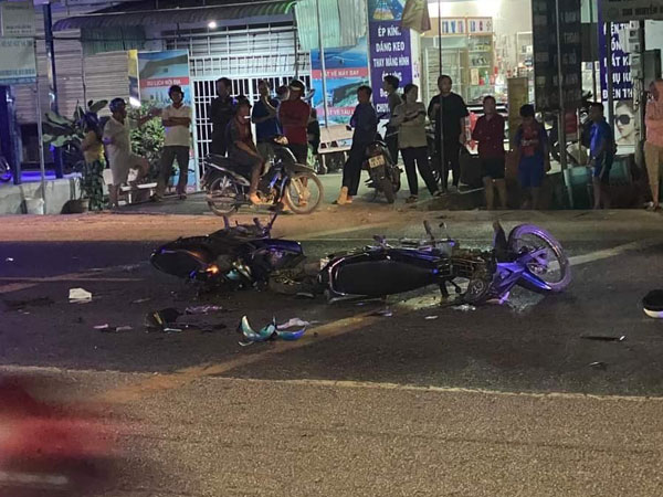 Hai người tử vong trong vụ tai nạn xe máy kinh hoàng Hai người tử vong trong vụ tai nạn xe máy kinh hoàng