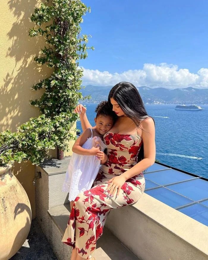 Tuy nhiên cô lại khá thoải mái chia sẻ hình ảnh lộ rõ diện mạo của con gái Stormi