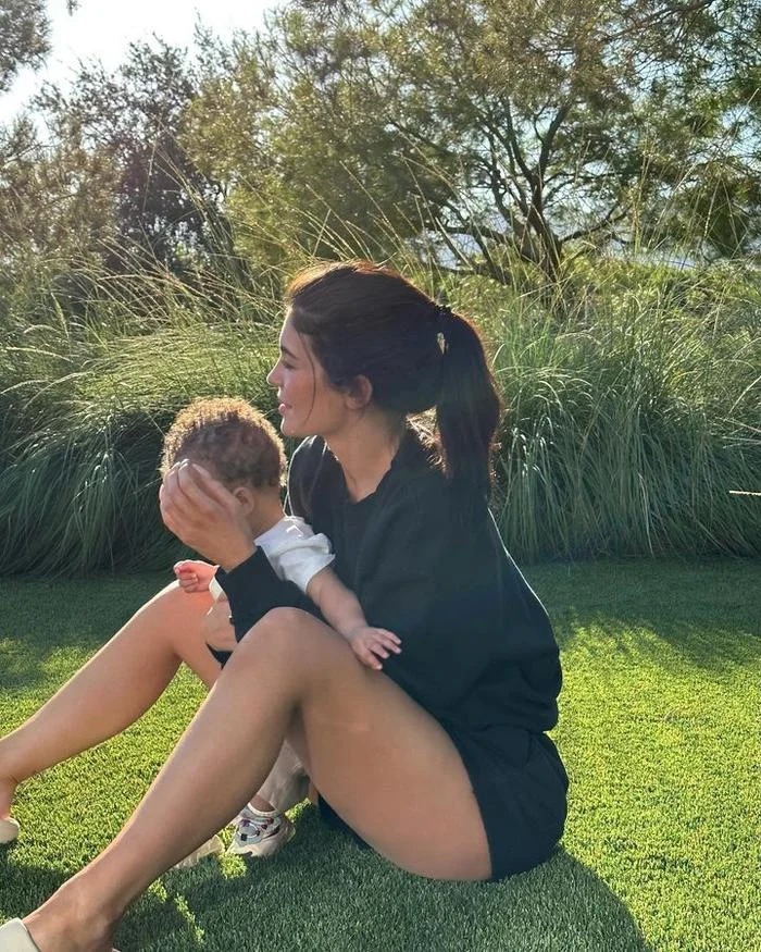 Còn nhóc tỳ Aire Kylie khá đăng ít ảnh về con trai, hoặc nếu có cô sẽ chủ động khéo léo che khuôn mặt của nhóc tỳ