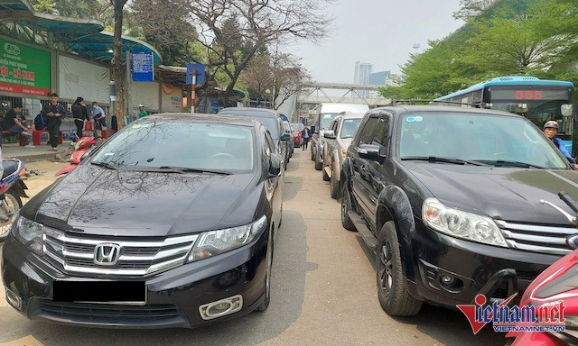 Hà Nội: Trung tâm Đăng kiểm 29.03V đóng cửa, chủ xe bức xúc chạy vòng quanh - 2 Hà Nội: Trung tâm Đăng kiểm 29.03V đóng cửa, chủ xe bức xúc chạy vòng quanh - 2