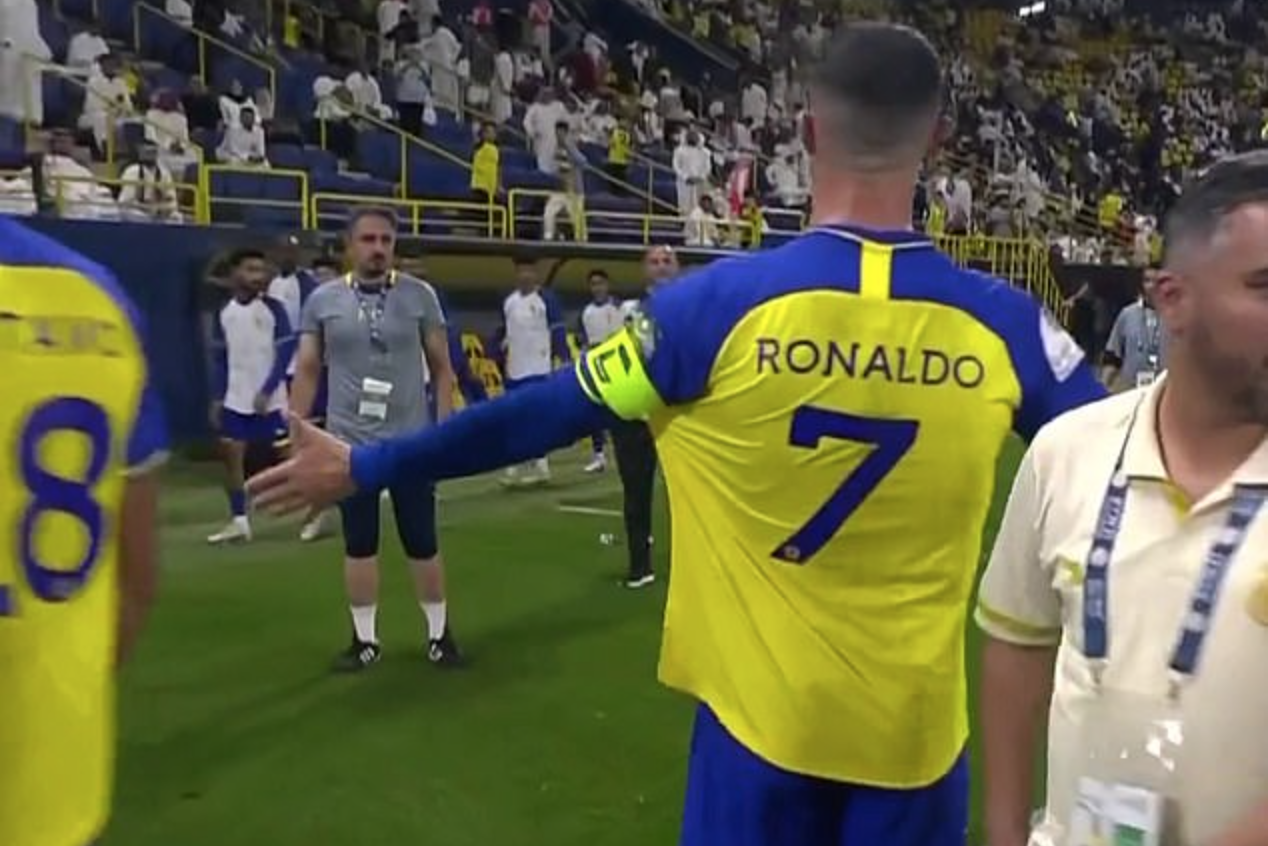 Ronaldo 'tịt ngòi' 3 trận liên tiếp: Vận may ngoảnh mặt, nổi điên với đội nhà