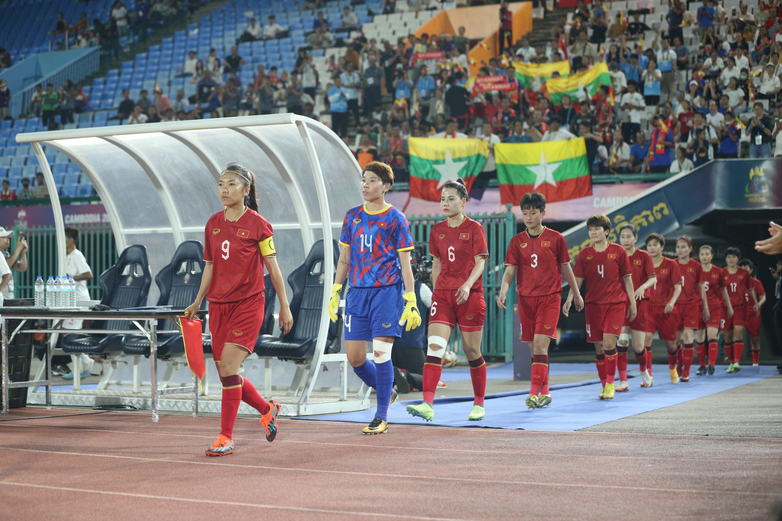 'Xé lưới' Myanmar, Huỳnh Như ăn mừng theo phong cách Ronaldo