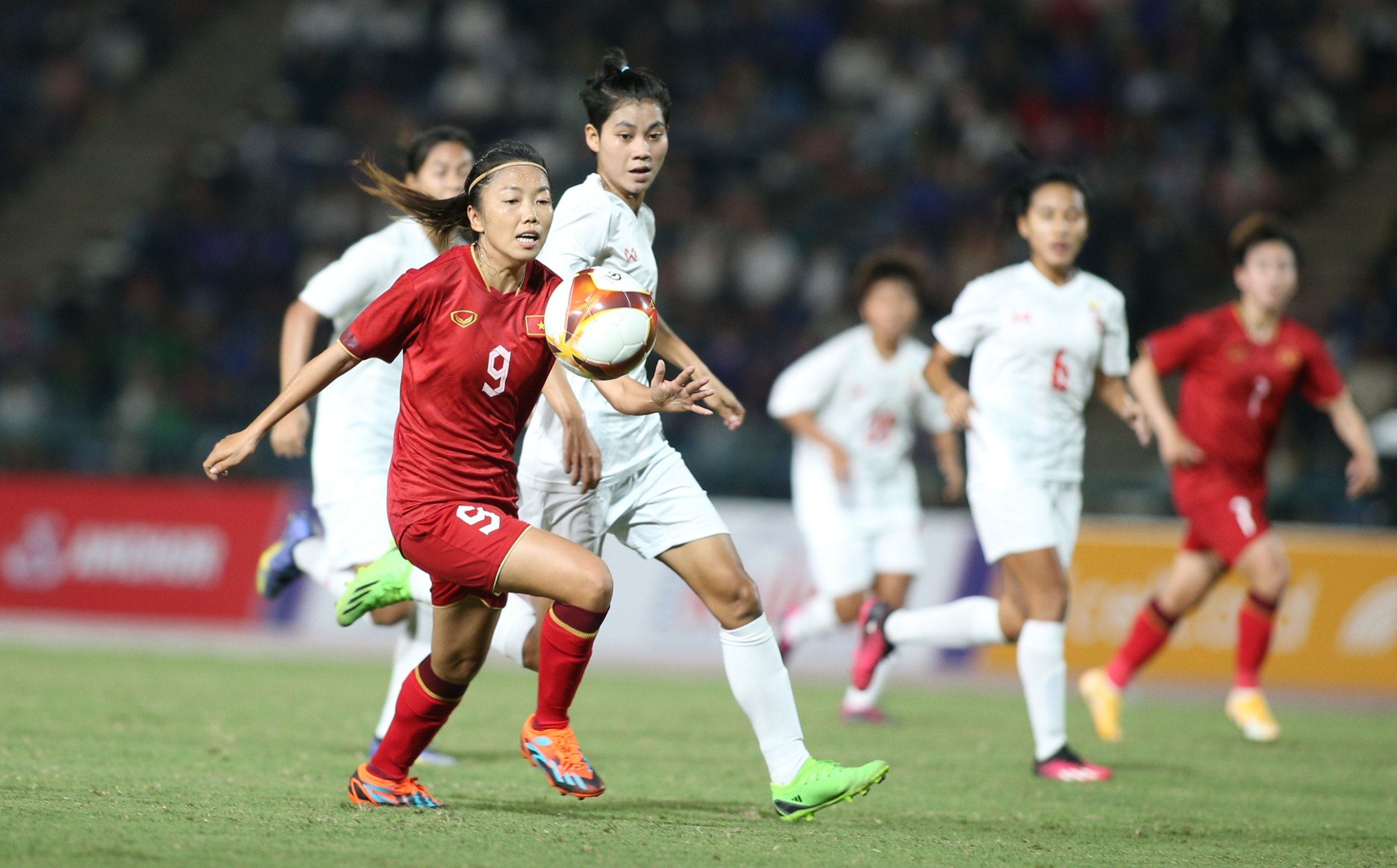 'Xé lưới' Myanmar, Huỳnh Như ăn mừng theo phong cách Ronaldo - 2