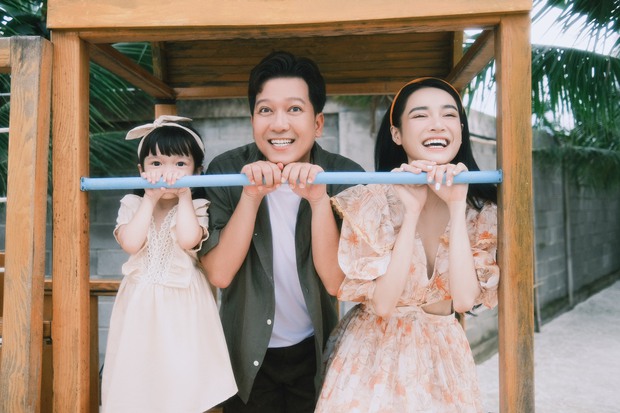 Trường Giang - Nhã Phương công khai cận mặt con gái 4 tuổi - 3 Trường Giang - Nhã Phương công khai cận mặt con gái 4 tuổi - 3
