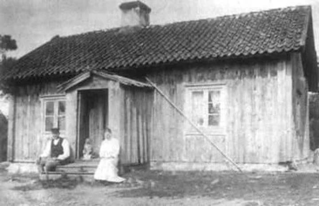 Một ngôi nhà ở làng nơi Karolina sống thời bấy giờ.
