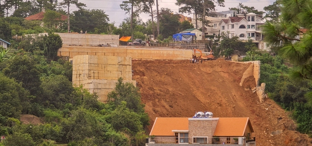 Toàn cảnh khu vực sạt lở kinh hoàng ở Đà Lạt khiến 2 người chết, một ngôi nhà đổ sập hoàn toàn - 4