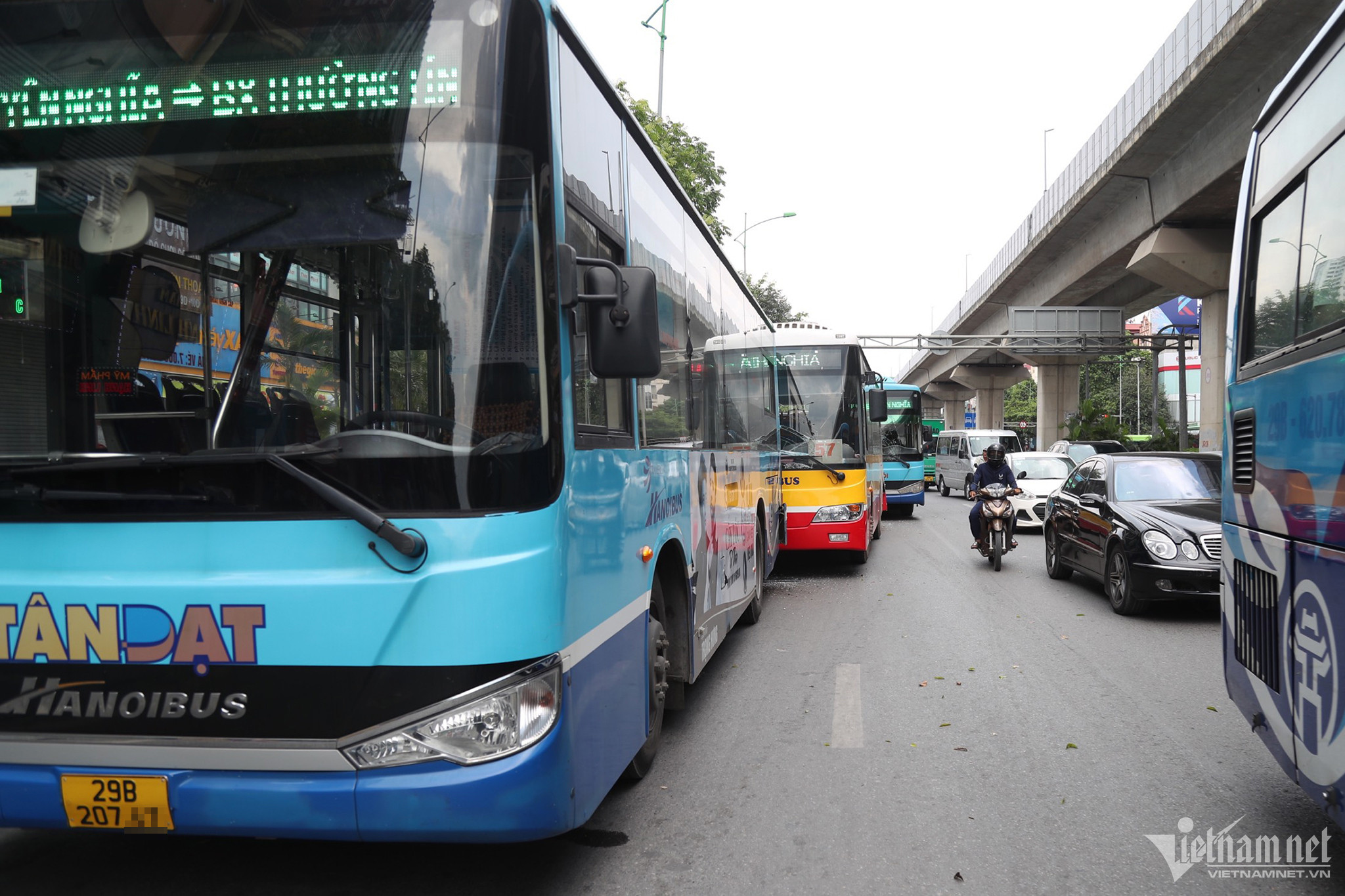 3 xe buýt đâm liên hoàn khi vào bến đón khách ở Hà Nội