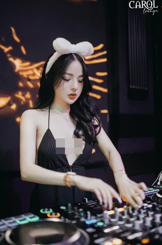 Phong cách của Nene được nhận xét quyến rũ có chừng mực nhờ cách phối đồ khéo léo. Ảnh: FBNV